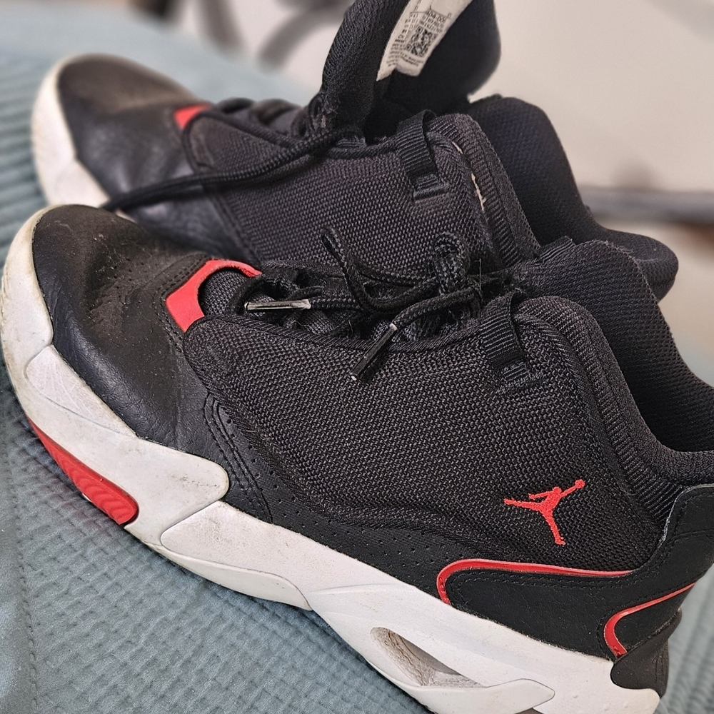 Kid's Jordan's size 5Y